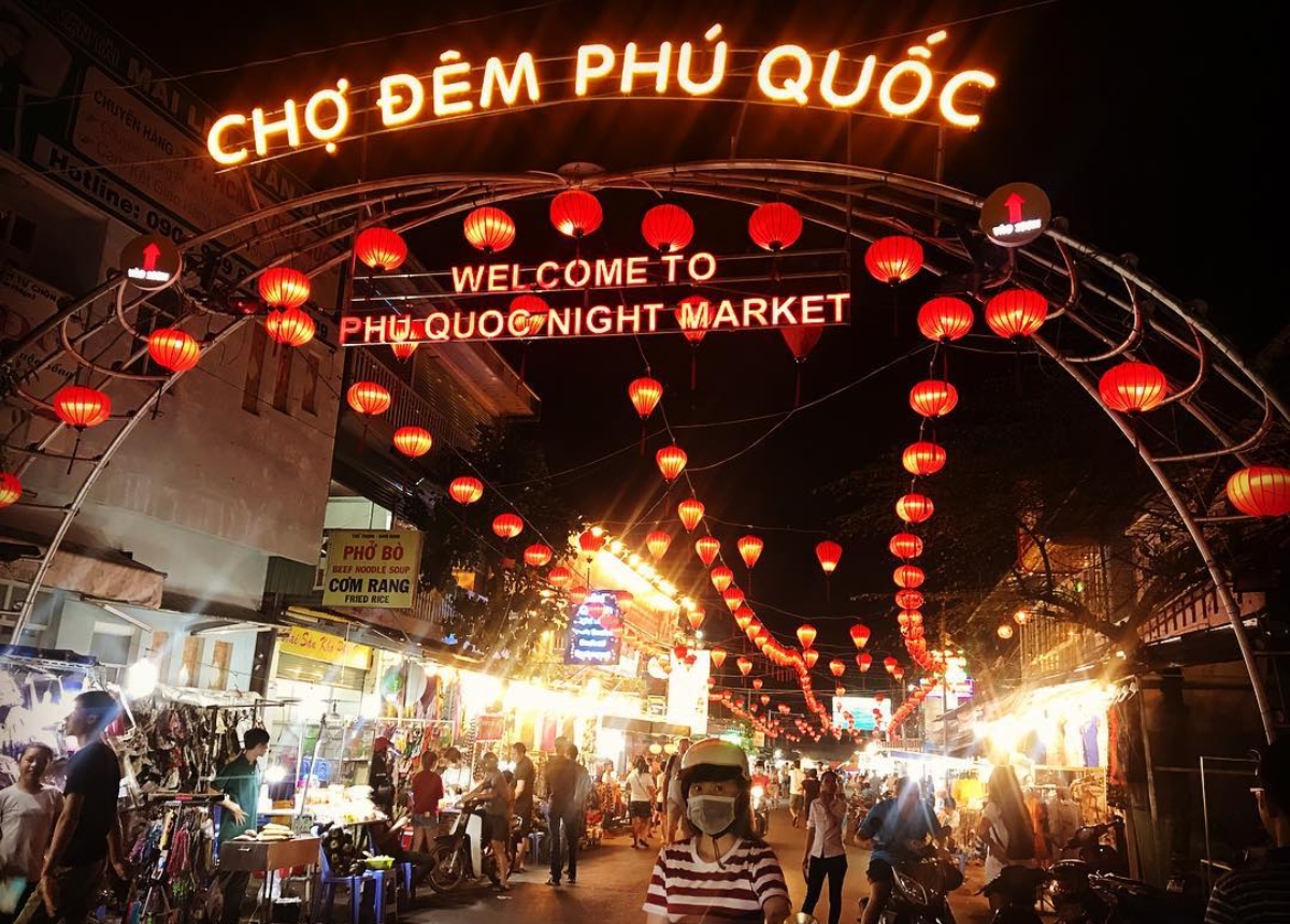 Chợ đêm Phú Quốc là địa điểm thu hút khách du lịch khi đến Đảo Ngọc 