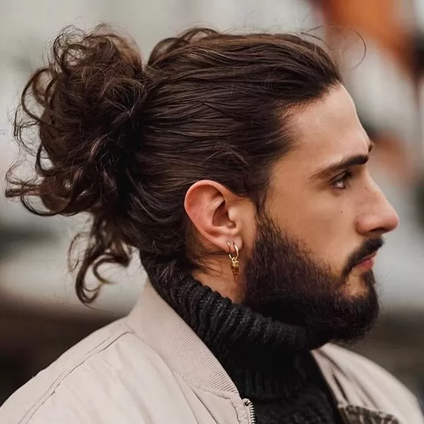 Kiểu tóc búi dài xoăn nhẹ cho nam mặt vuông cá tính