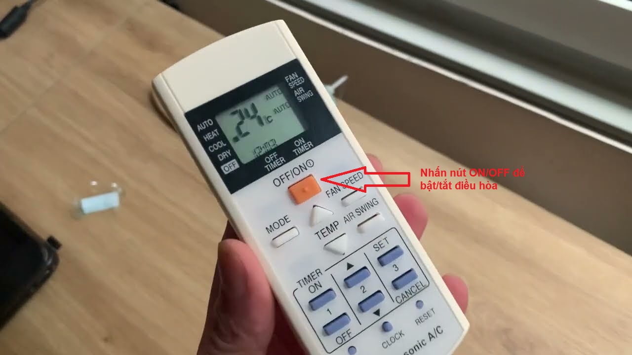 Nút ON/OFF màu cam trên thân remote dùng để bật/tắt điều hòa 