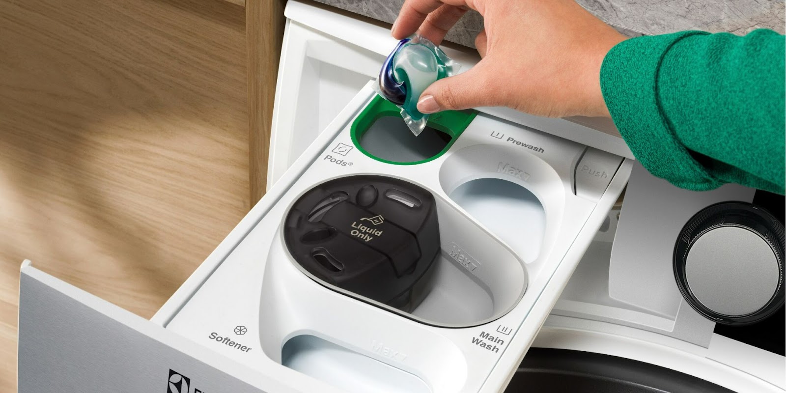 Cho bột giặt và nước xả vào đúng khay của máy giặt Electrolux 