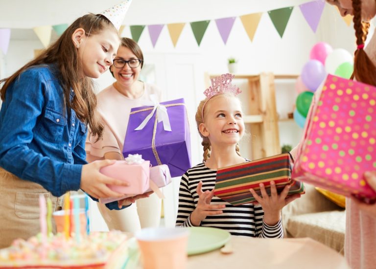 10+ Món quà sinh nhật cho bé gái ý nghĩa, thiết thực