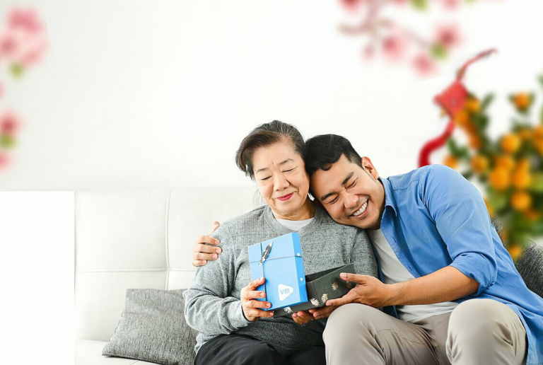 25+ Món quà sinh nhật cho mẹ ở tuổi 40, 50, 60 ý nghĩa