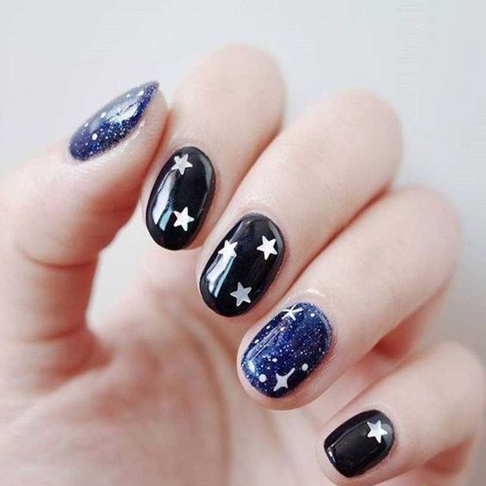 Mẫu nail ầu trời kỳ ảo với sự tô điểm của những vì sao 