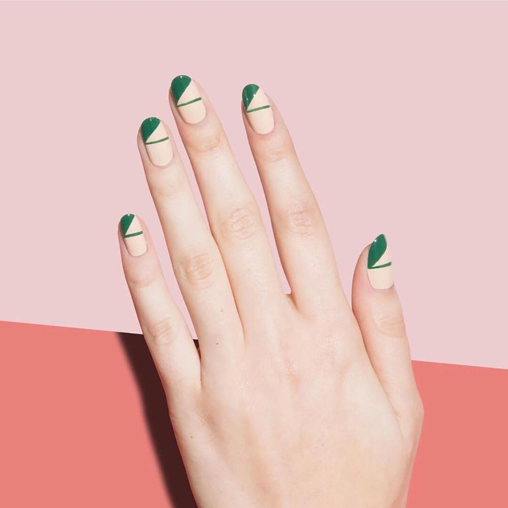 Nail xanh lơ phối hợp hình tiết kẻ sọc