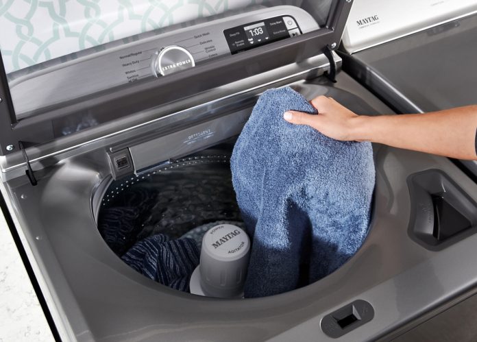 Vệ sinh máy giặt cửa trên