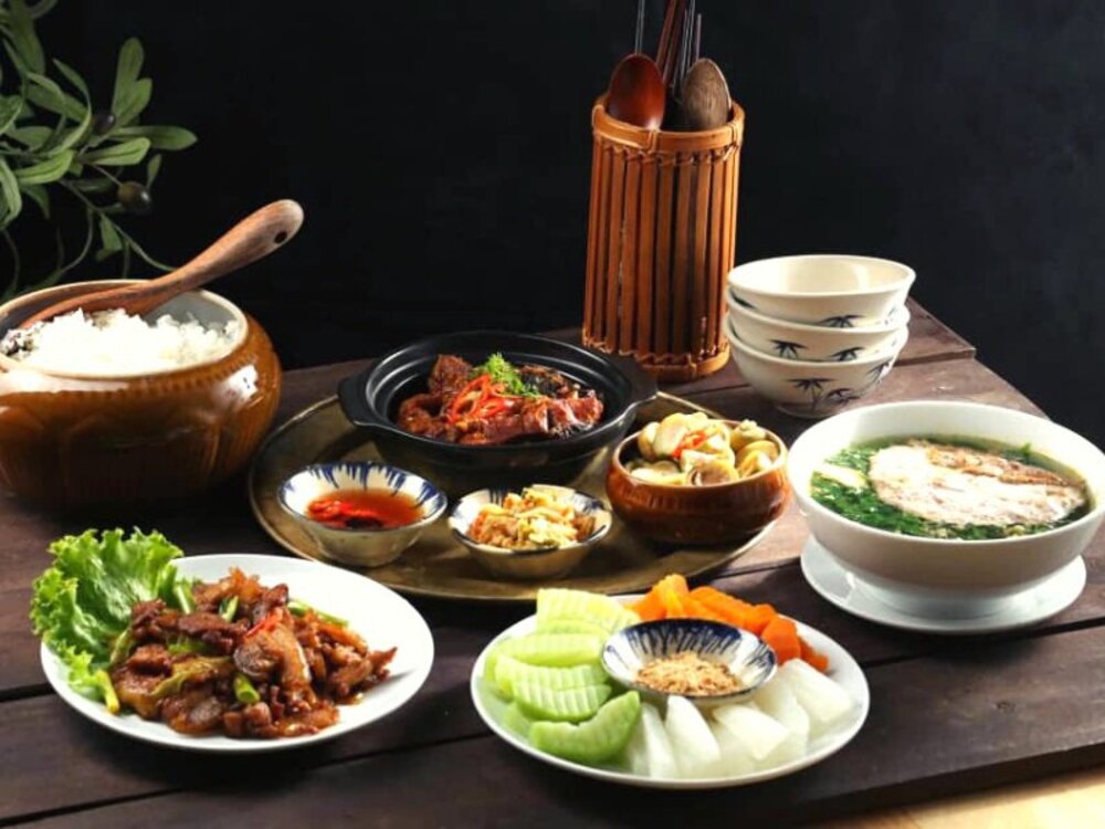 Ẩm thực vào bữa trưa khá đa dạng