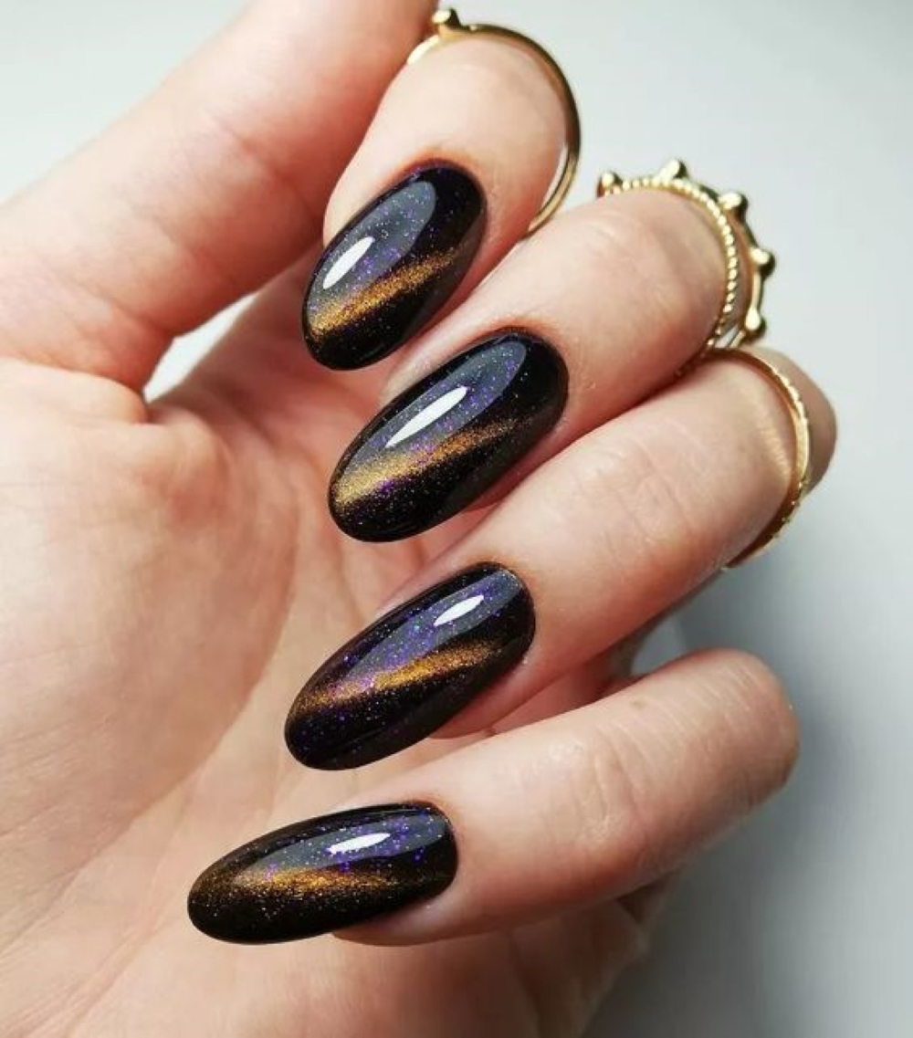 Mẫu nail mắt mèo màu đen nhũ ánh vàng cam 