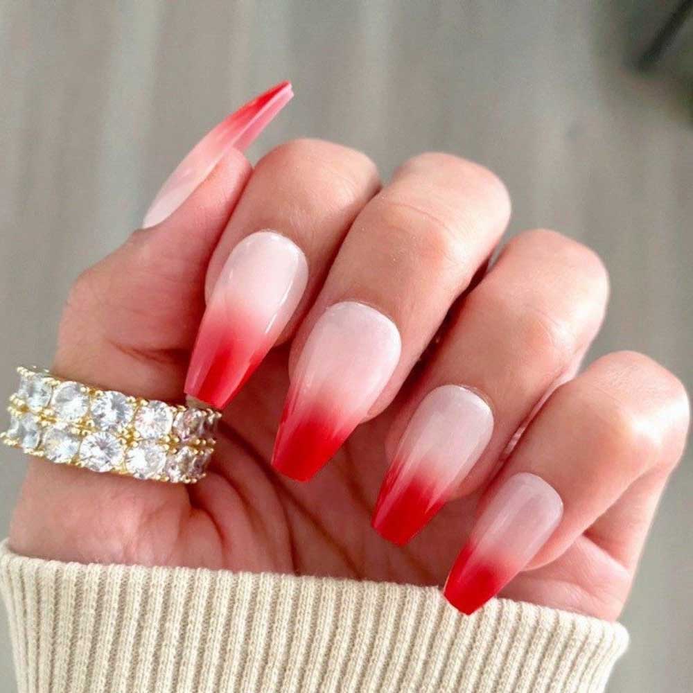 Màu đỏ không hề khiến nàng bị già đi chút nào