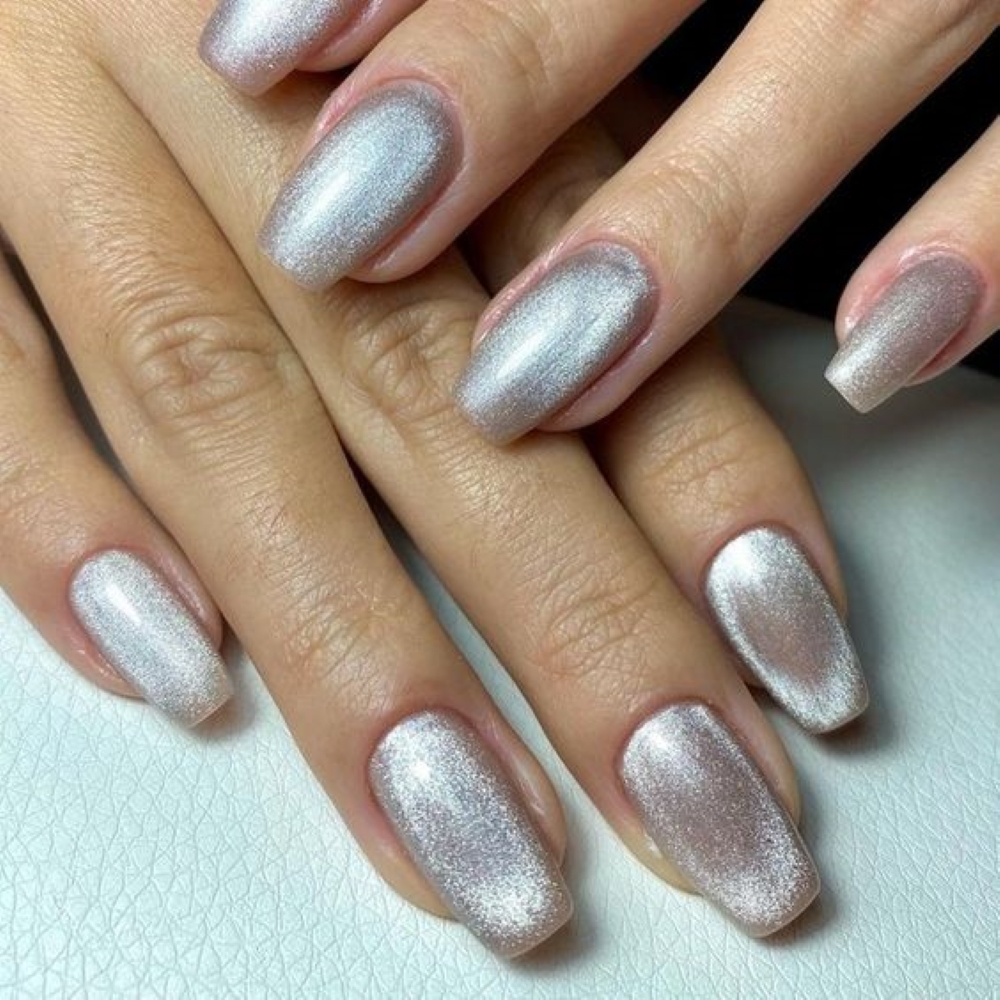Mẫu nail box mắt mèo trắng nhũ ánh xám