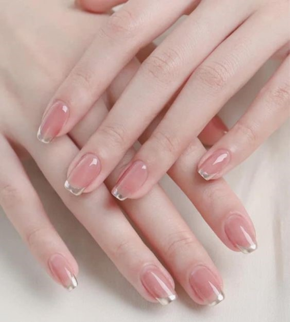 Mẫu nail mắt mèo hồng pha chút sơn bạc đầu ngón 