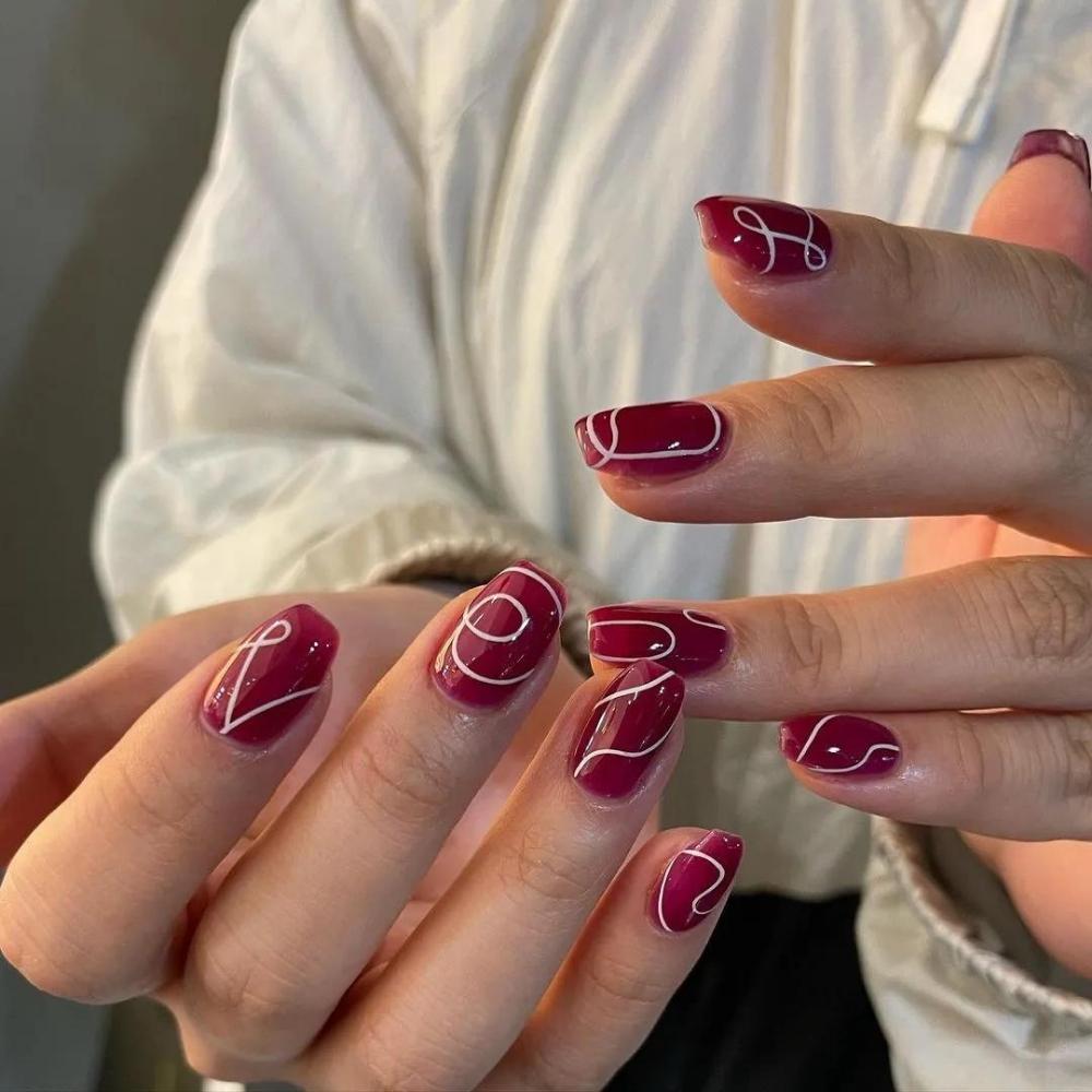 Thanh lịch rộng lớn nhờ nail đỏ lòm kẻ