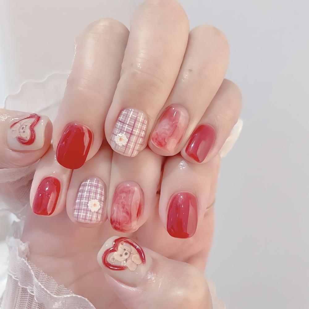Nail đỏ kẻ caro hiện đại