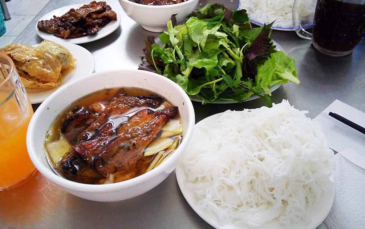 Dịch vụ bún chả tại quán bún chả Hương Liên với thịt nướng thơm ngon đậm đà (Nguồn: Internet)