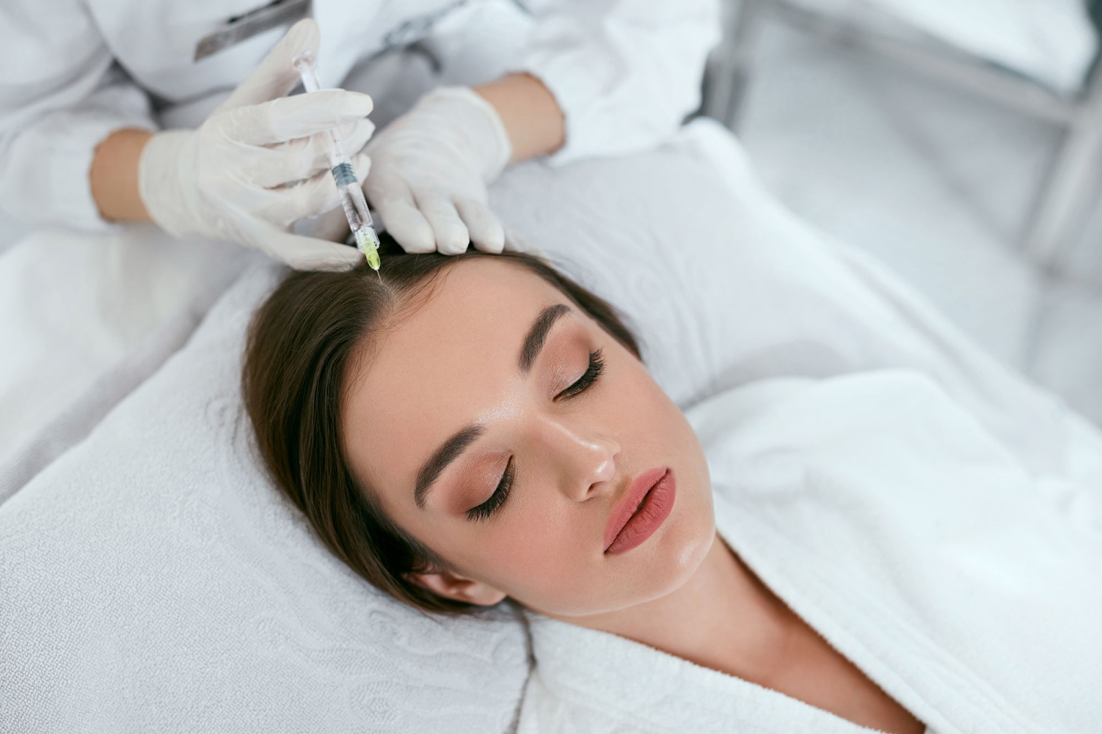 Bác sĩ thẩm mỹ và làm đẹp tiếp tục tổ chức gây mê trước lúc lấy nang tóc mạnh khỏe và ghép tóc mai