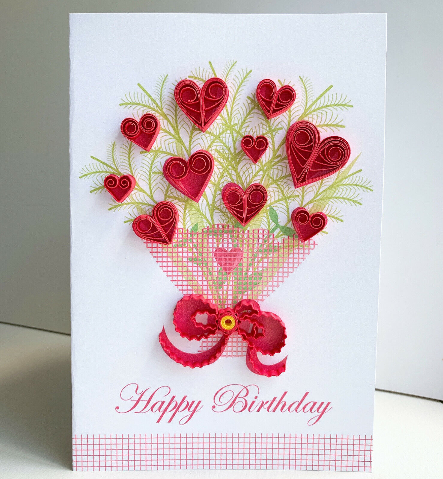 Thiệp chúc mừng sinh nhật tình nhân với lẵng hoa trái khoáy tim được tô điểm vô nằm trong phức tạp 