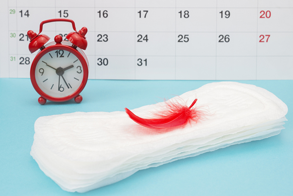 Khác với máu kinh nguyệt diễn ra trong nhiều ngày, máu báo thai chỉ xuất hiện trong thời gian ngắn