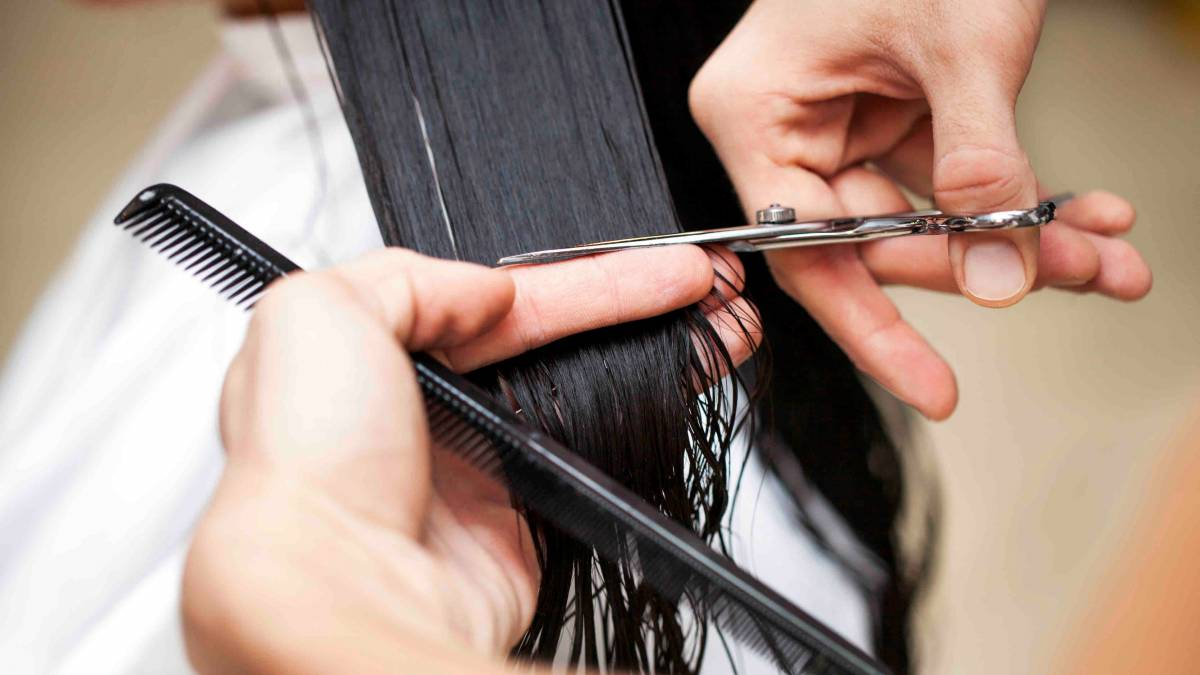 Cắt tỉa tóc thông thường xuyên hùn tóc khỏe mạnh rộng lớn và tạo nên sự tươi tỉnh mới mẻ mang đến mái đầu 