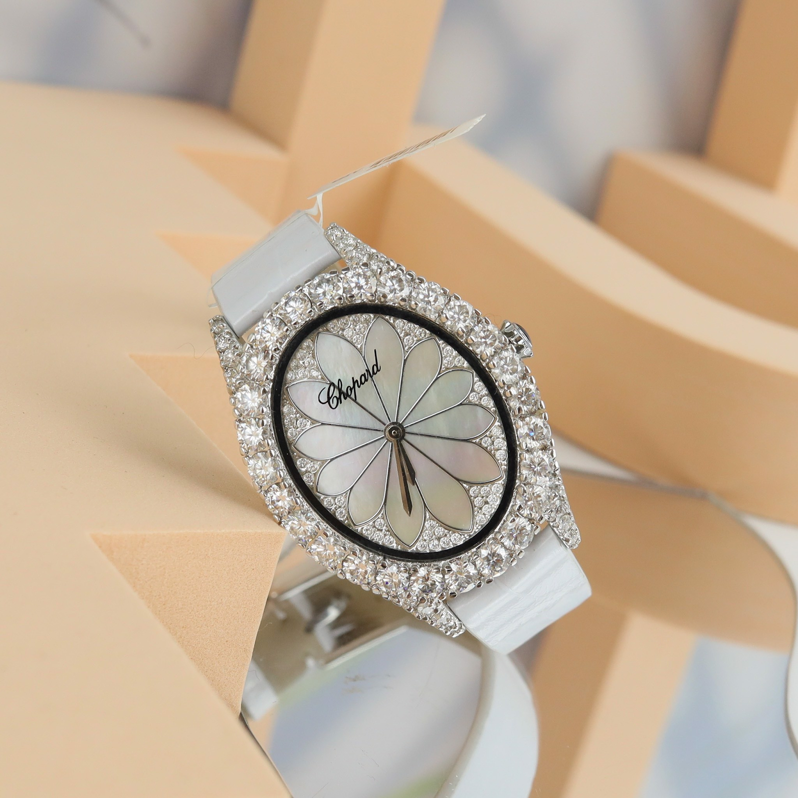 Đồng hồ Chopard nổi tiếng với thiết kế tinh xảo 