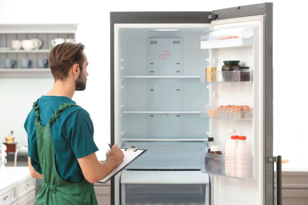 Khi ron tủ lạnh bị hư hỏng, bạn nên thay thế ron mới sớm 