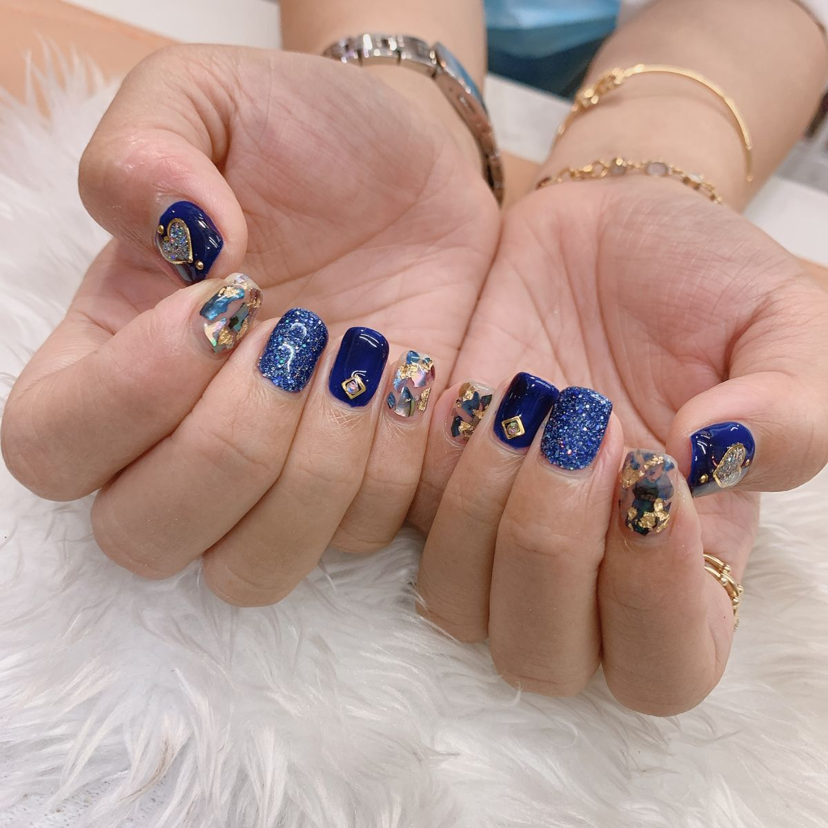 Màu nail xanh dương tươi mát và trong trẻo