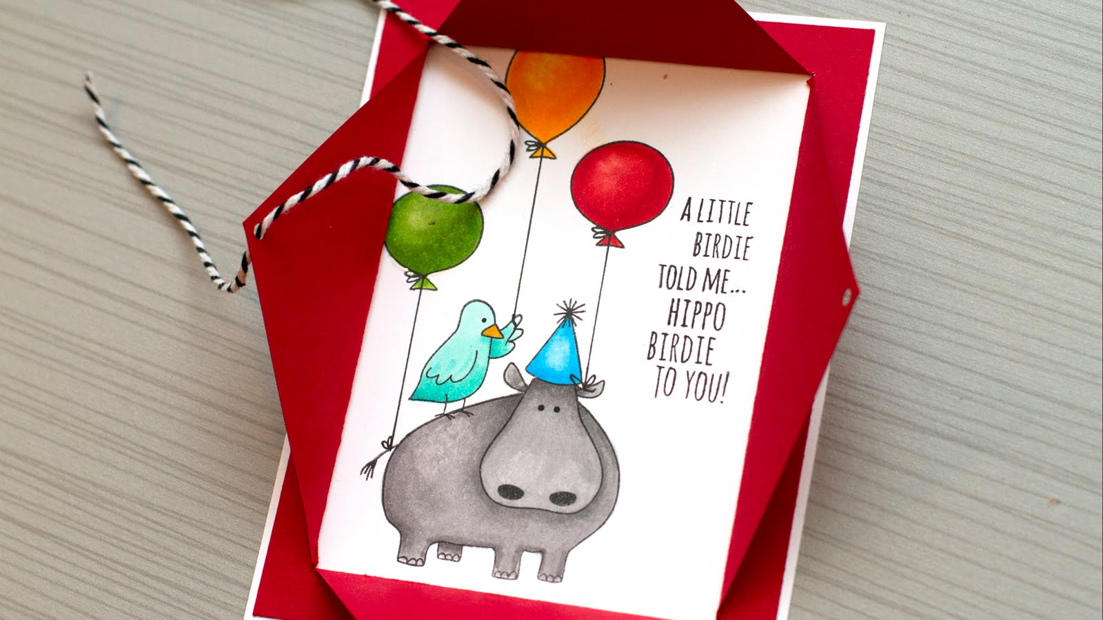 Thiệp sinh nhật chú trâu nước và chim con cái đại diện mang lại hình hình họa người tía đang được vui chơi nằm trong con