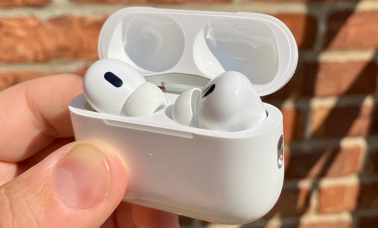 Cách kết nối AirPods Pro 2 với MacBook Mở nắp tai nghe rồi nhấn giữ nút nguồn khoảng 3 giây
