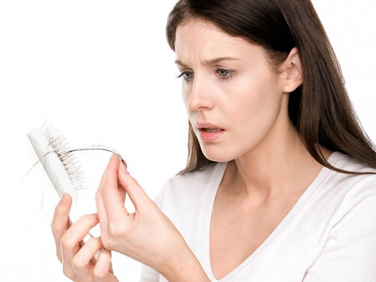 Khi rụng nhiều hơn 100 sợi tóc/ngày thì đây là dấu hiệu của bệnh rụng tóc
