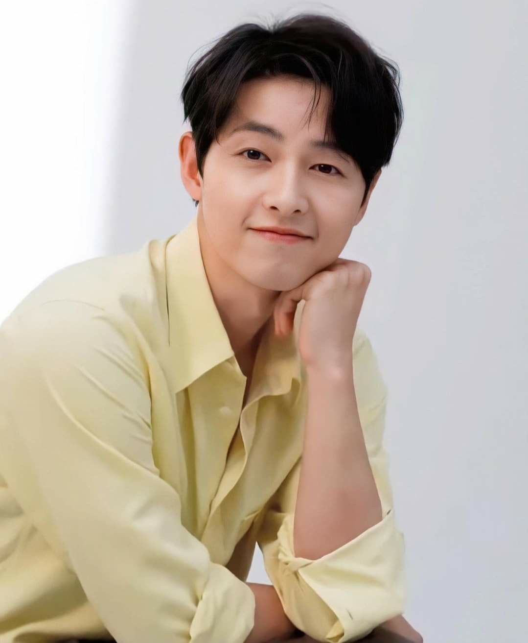 Diễn viên Song Joong Ki cực điển trai với mái tóc two block with side part