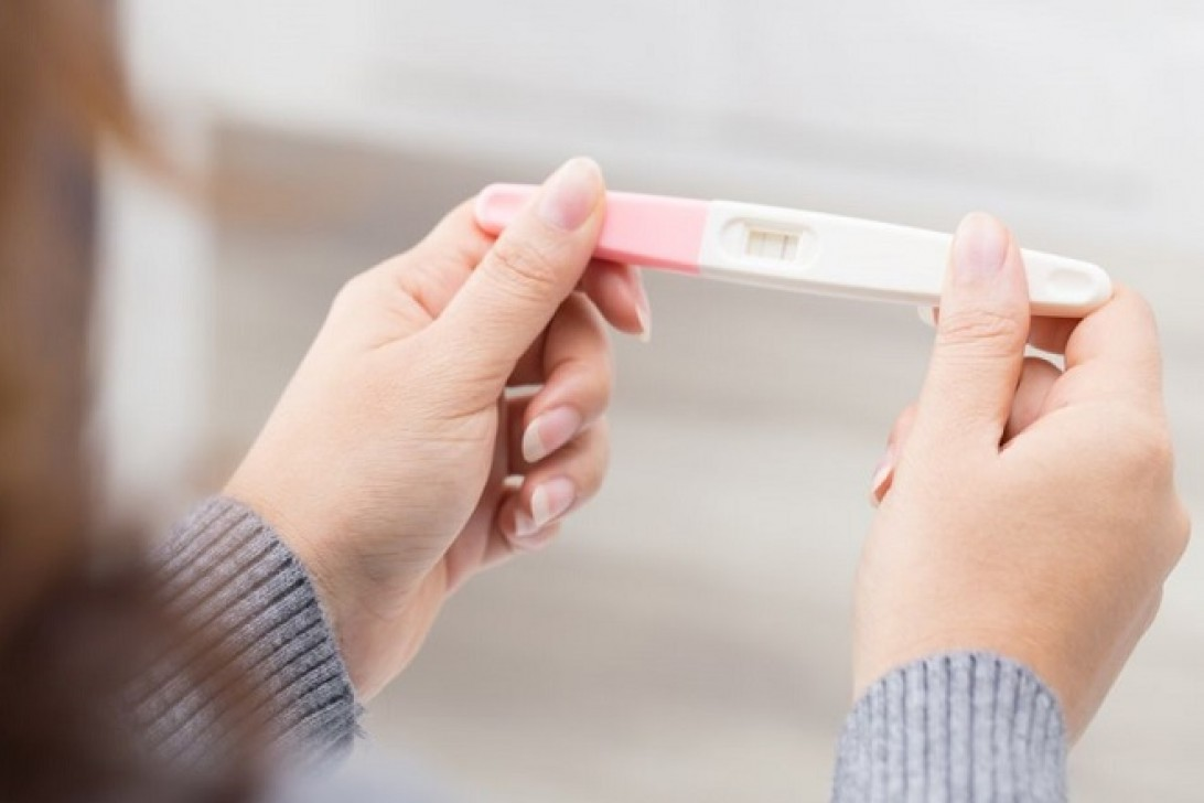 Mang thai ngoài tử cung khiến que thử thai hiện lên kết quả mờ nhạt 