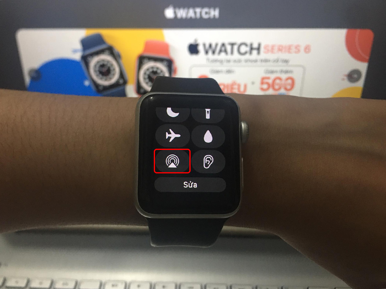 Kết nối AirPods với Apple Watch Nhấn chọn biểu tượng Airplay trong Trung tâm điều khiển của Apple Watch