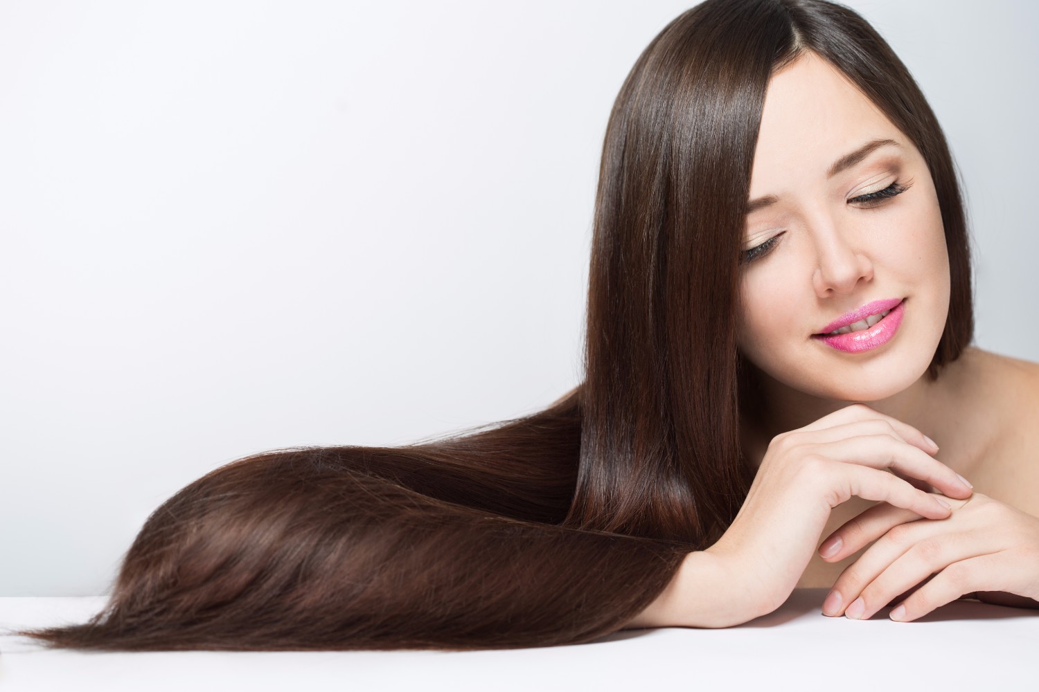 Chế độ sinh hoạt hợp lý, ăn uống đủ chất dinh dưỡng, chăm sóc tóc là 3 cách giúp ngăn rụng tóc và nuôi dưỡng mái tóc luôn óng mượt