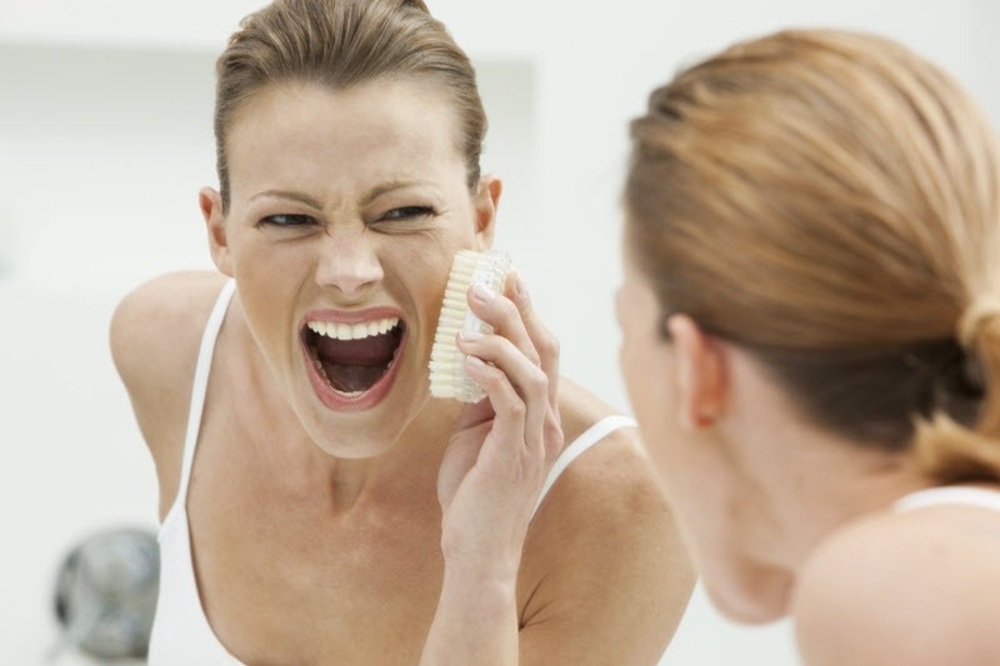 Vệ sinh da không đúng cách làm tích tụ bã nhờn, bụi bẩn gây nên lỗ chân lông mở rộng