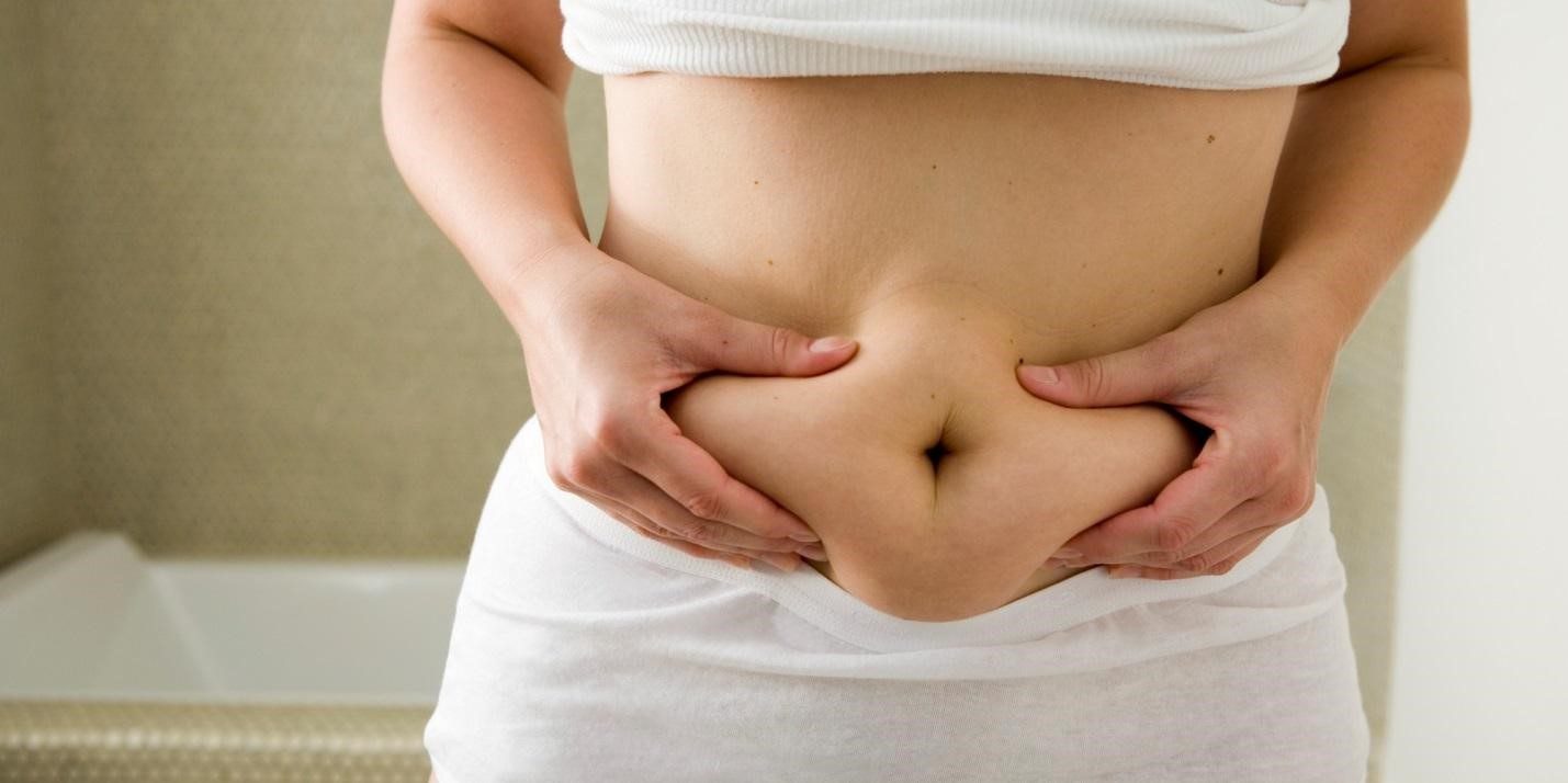 Có rất nhiều nguyên nhân khiến mỡ thừa tích tụ ở vùng bụng 
