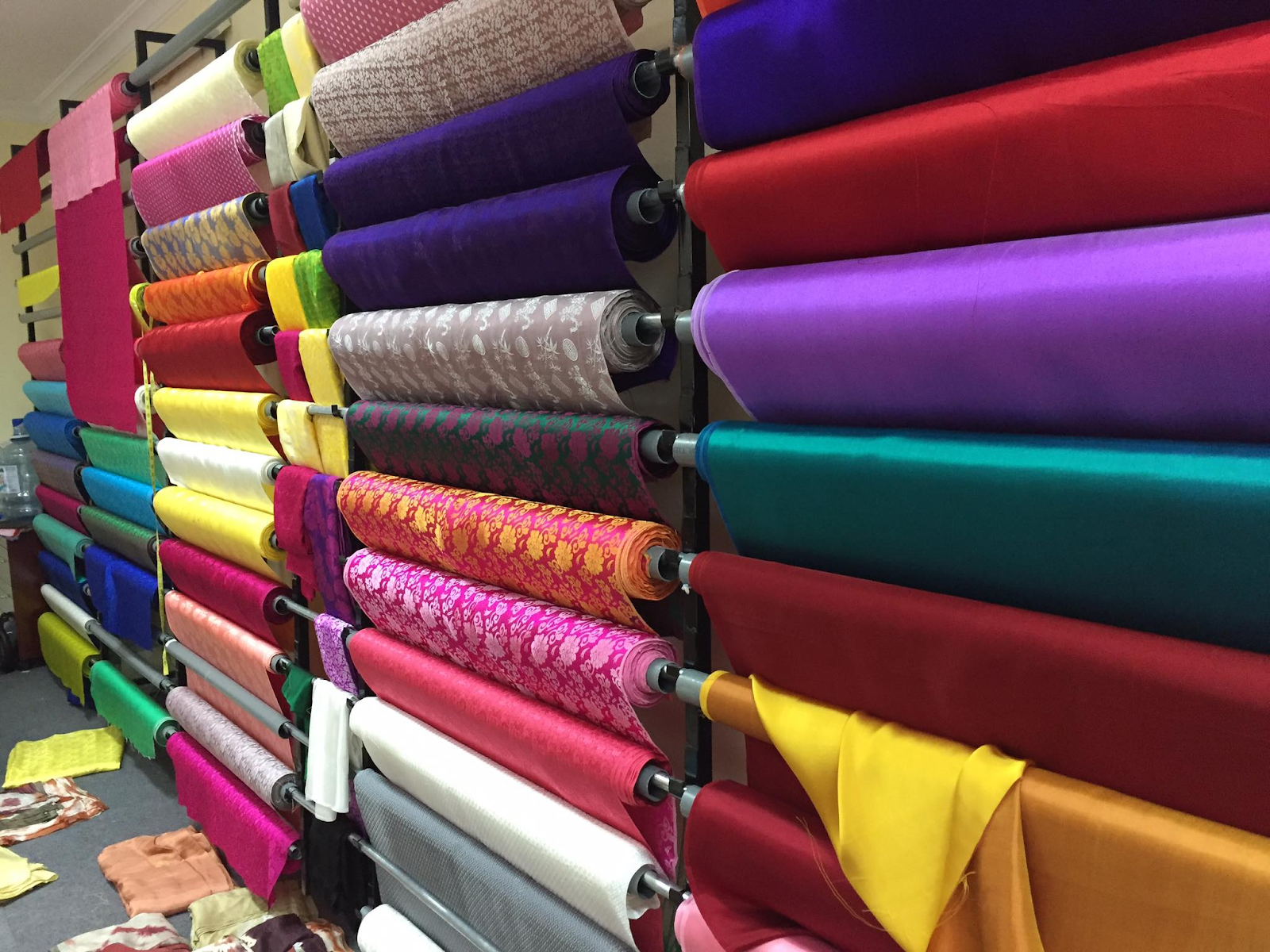 Vải lụa với nhiều màu sắc và mẫu mã đa dạng