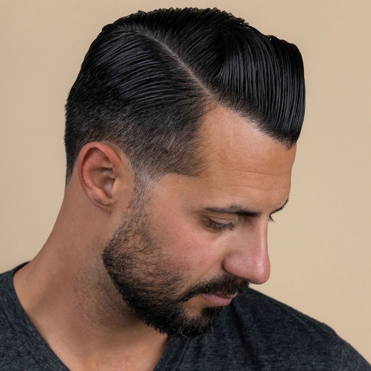 Tóc side part undercut được vuốt kỹ lưỡng 