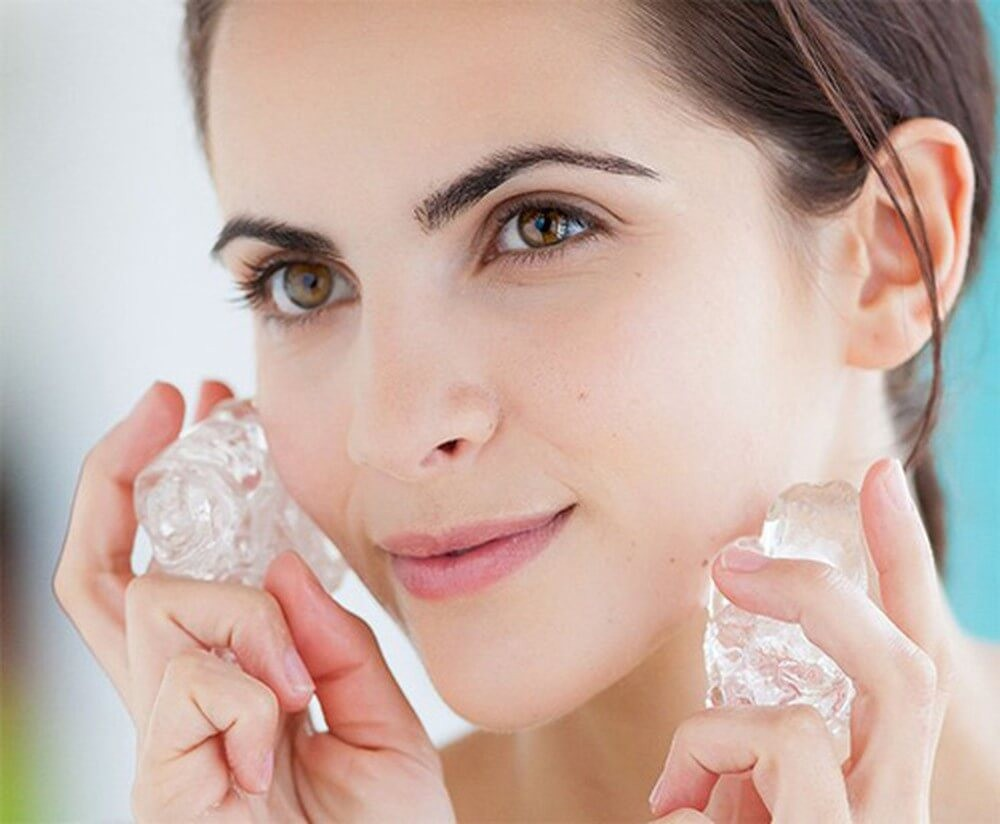 Chườm đá là giải pháp cấp tốc, hữu hiệu để làm giảm các vết mụn sưng đau