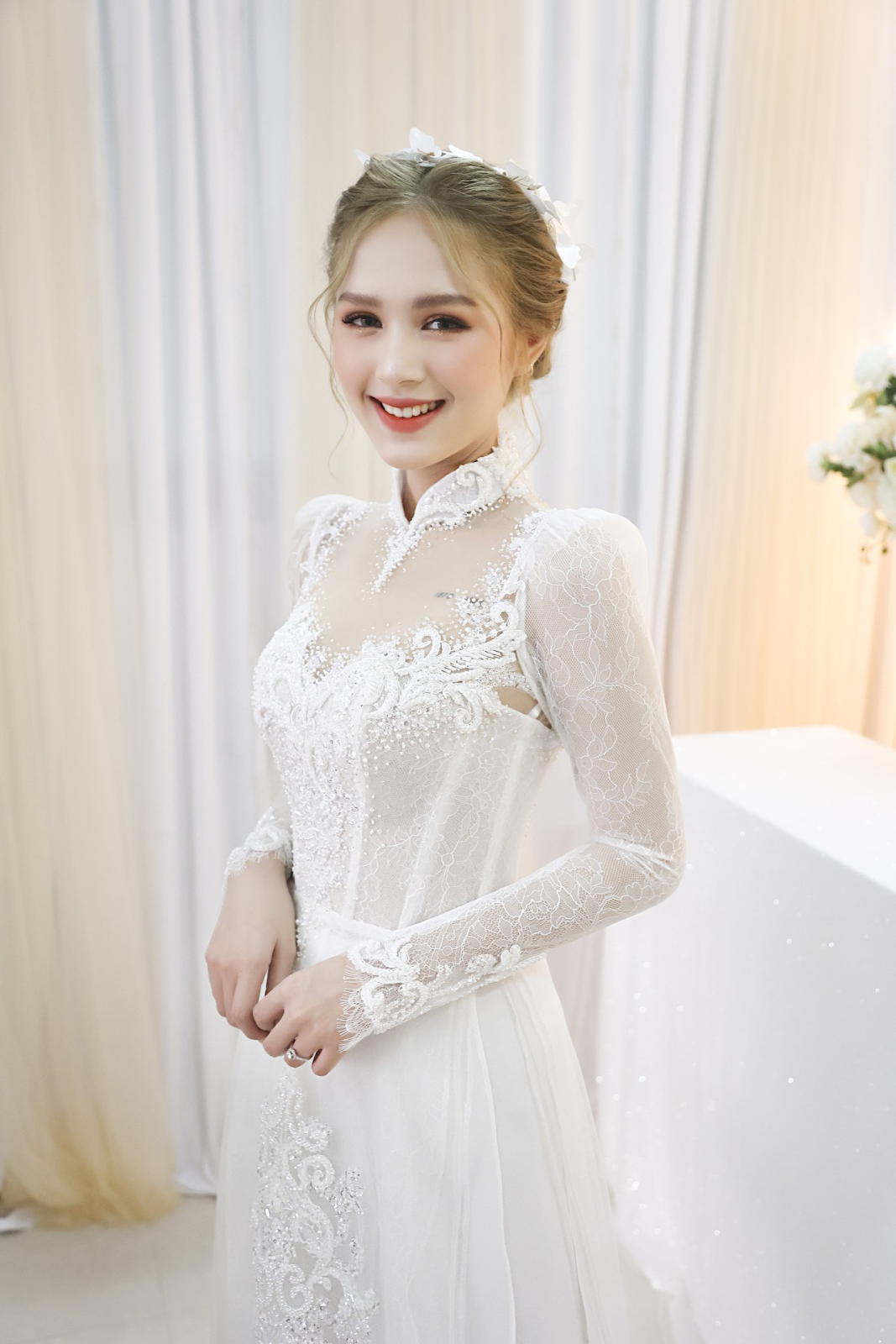 Tóc búi giản dị mang đến nàng dâu mặt mũi tròn xoe