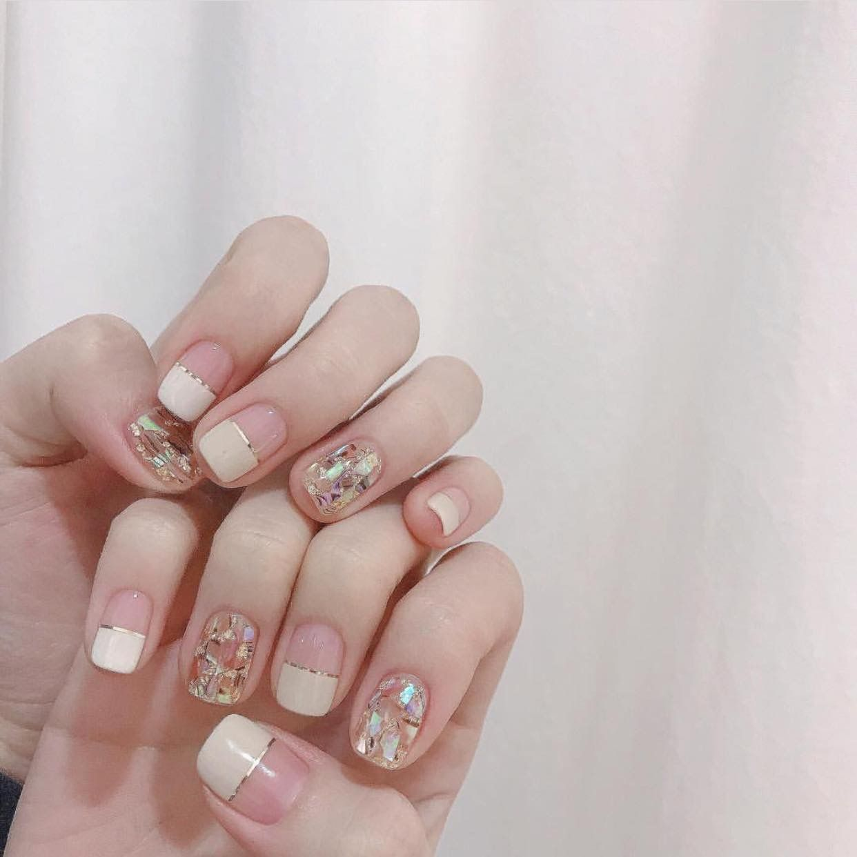 Mẫu nail ẩn xà cừ màu hồng nhẹ nhàng, nữ tính