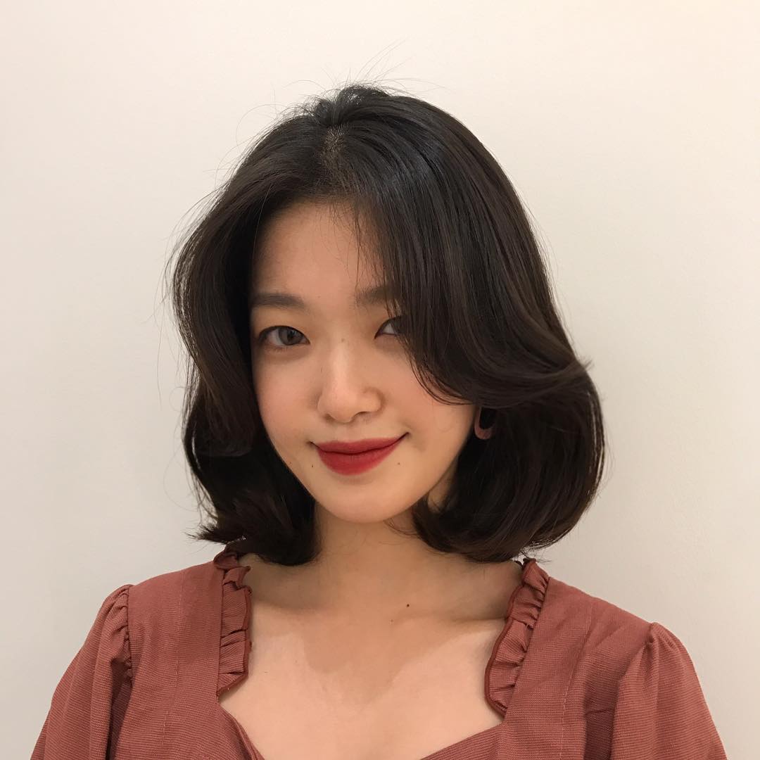 Tóc uốn nắn đuôi loại retro tiếp tục là 1 trong những lựa lựa chọn cực kỳ tương thích mang đến những nường tóc mỏng dính thưa