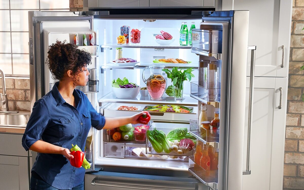 Dời mọi thứ ra khỏi tủ lạnh để thuận tiện hơn trong quá trình vệ sinh 