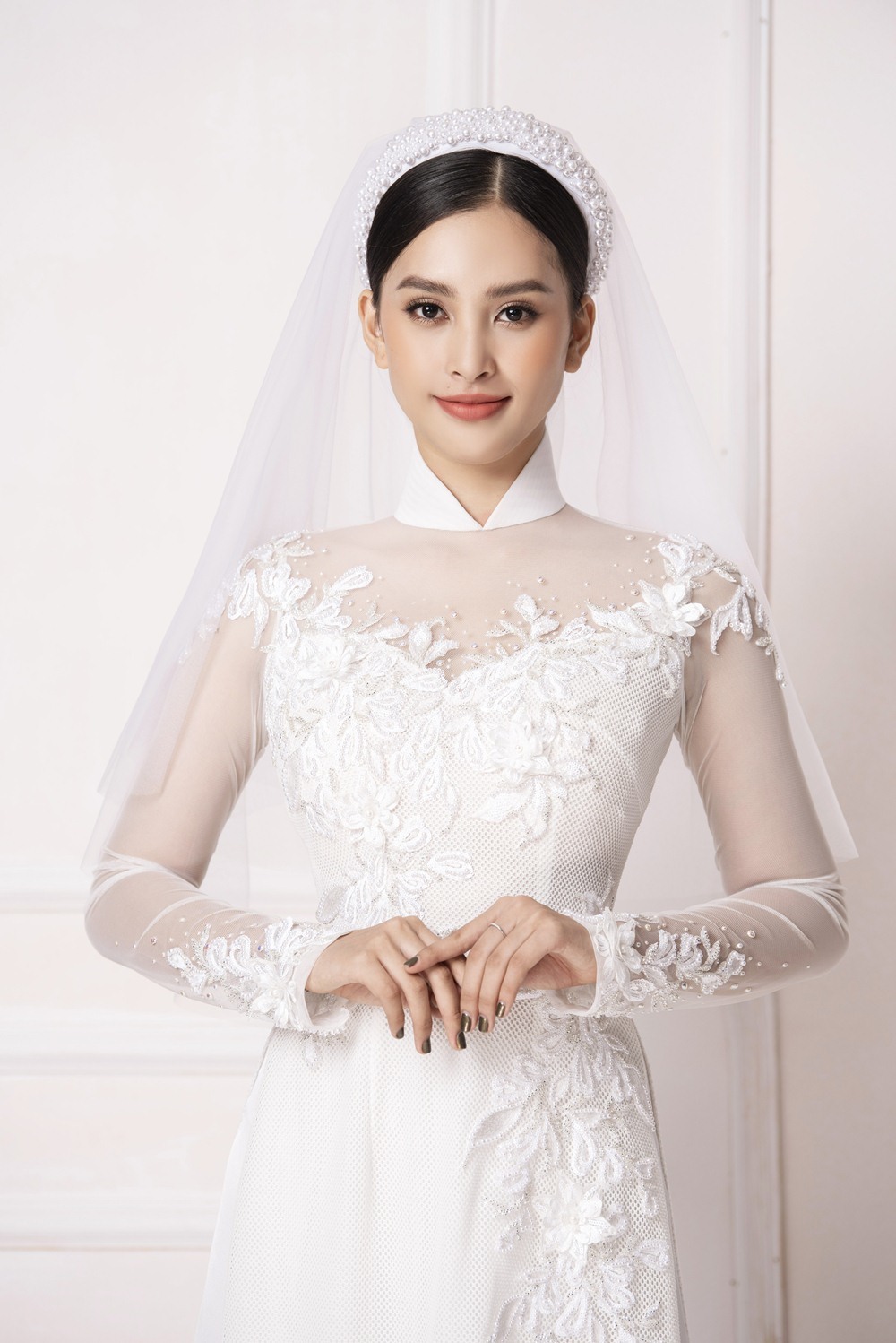 Cô dâu với kiểu tóc đội khăn voan tinh tế 