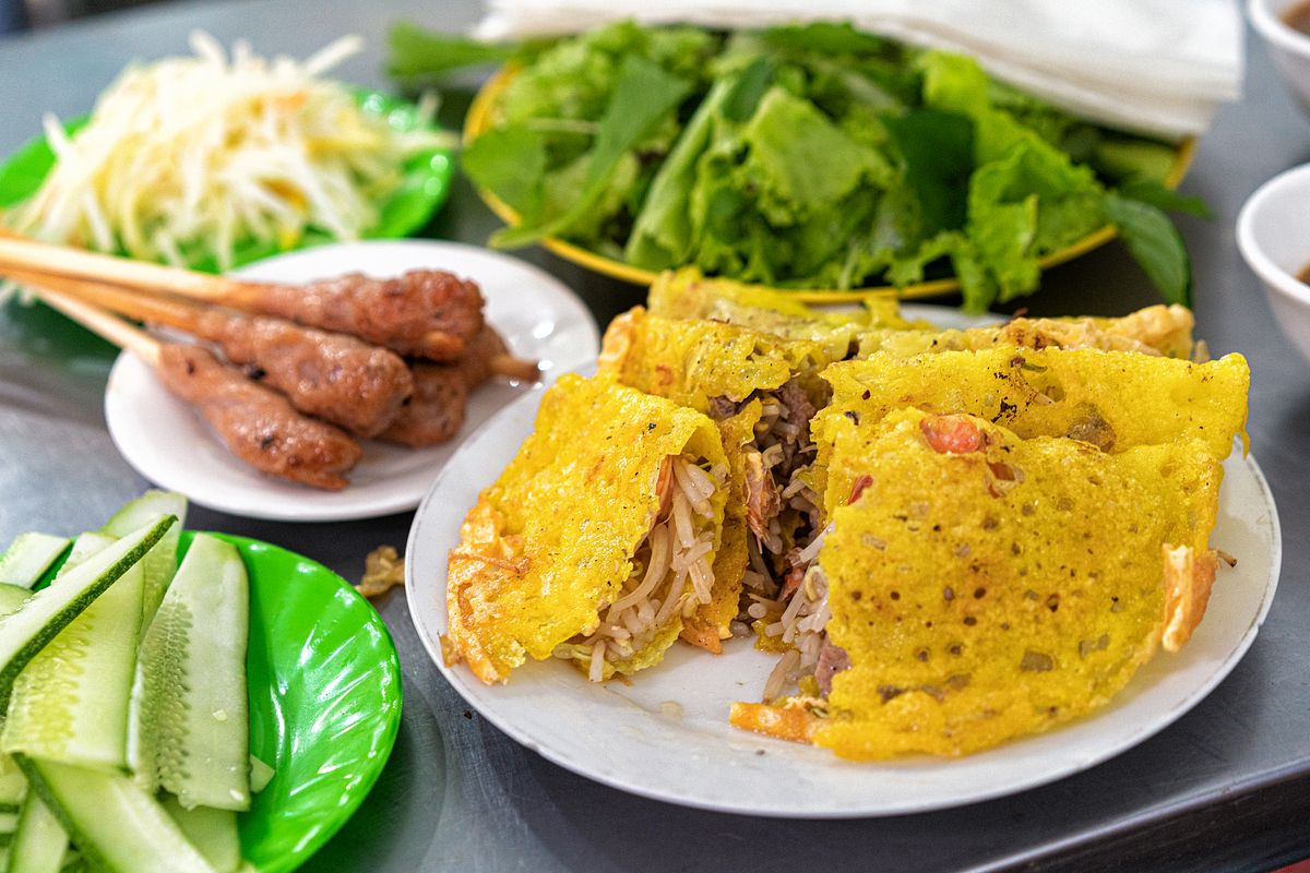 Món bánh xèo màu vàng ươm bắt mắt, bên ngoài giòn rụm, bên trong ngập nhân