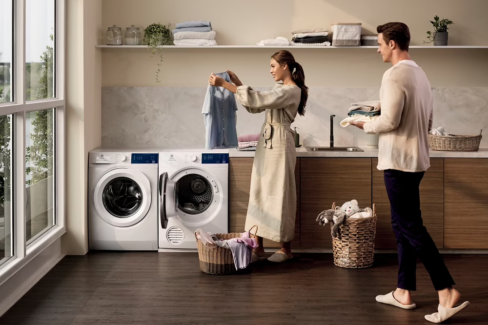 Chiếc máy giặt là công cụ hỗ trợ đắc lực để quần áo của bạn luôn sạch sẽ, thơm phức  