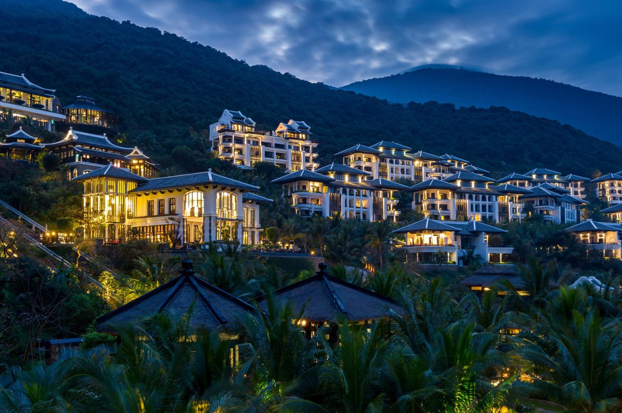 Vẻ ngoài tựa như tòa lâu đài tuyệt đẹp mọc lên giữa núi non trùng điệp của InterContinental Danang Sun Peninsula Resort 
