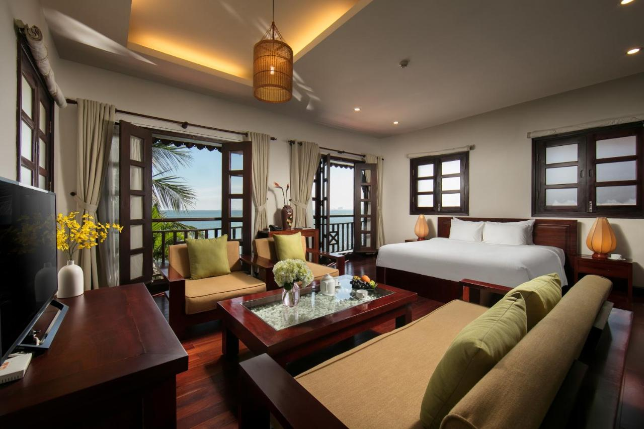 Khu vực phòng nghỉ được trang hoàng như một căn hộ cao cấp, mang đến cảm giác gần gũi cho khách lưu trú tại Son Tra Resort & Spa