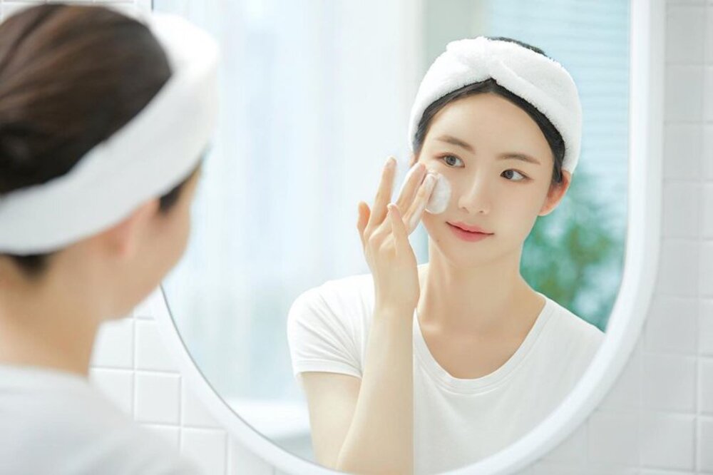 Làm sạch da, dưỡng da thật kỹ để thu nhỏ lỗ chân lông