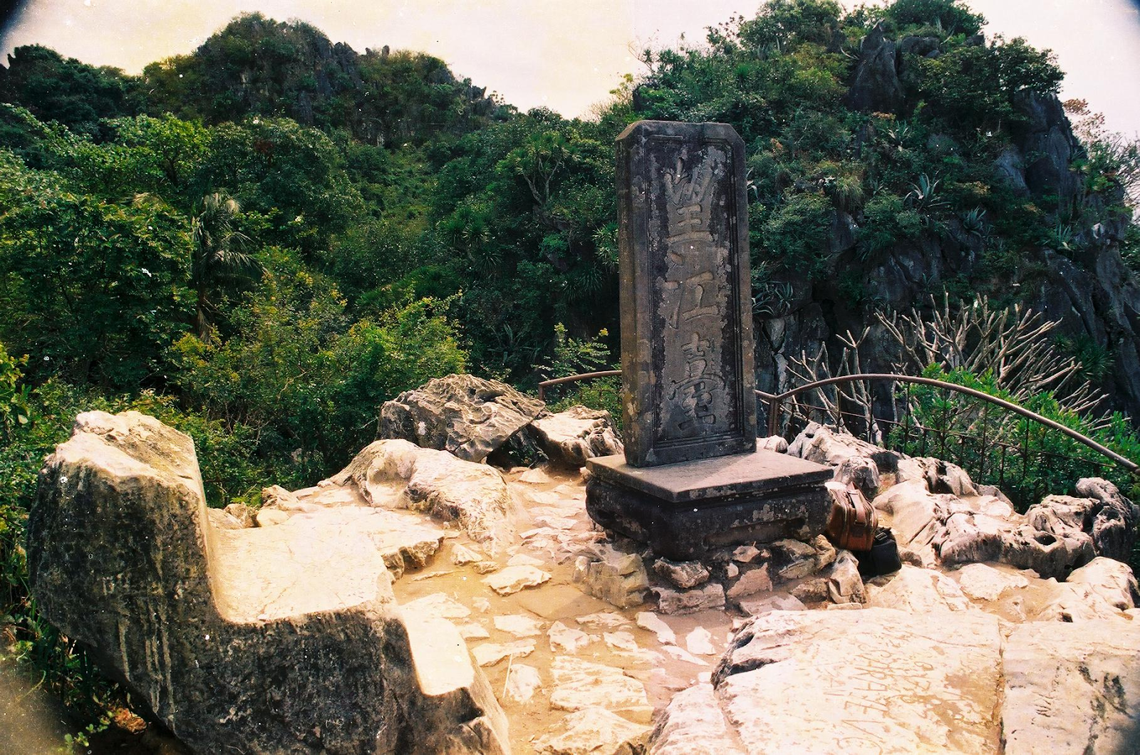 Tấm bia đá làm bằng sa thạch tại Vọng Giang Đài 
