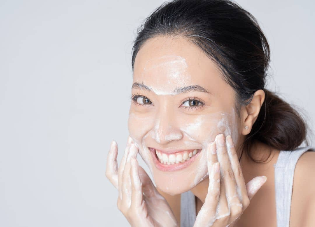 Rửa mặt với sữa rửa mặt giúp làm sạch da hiệu quả 