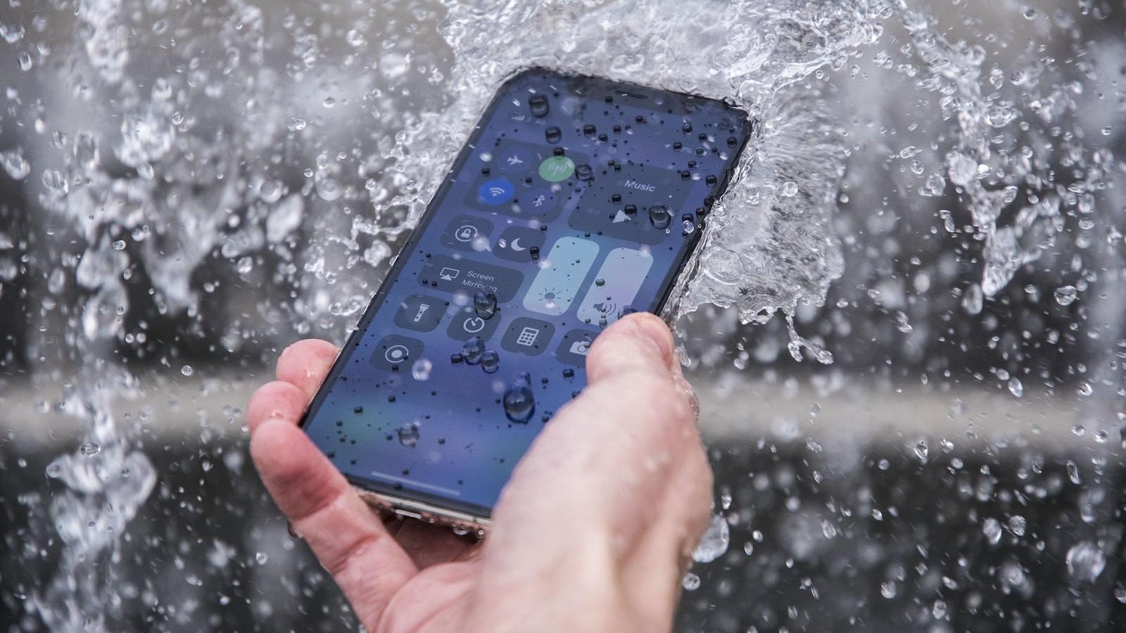 iPhone bị dính nước hoặc ngập nước có thể mất Face ID