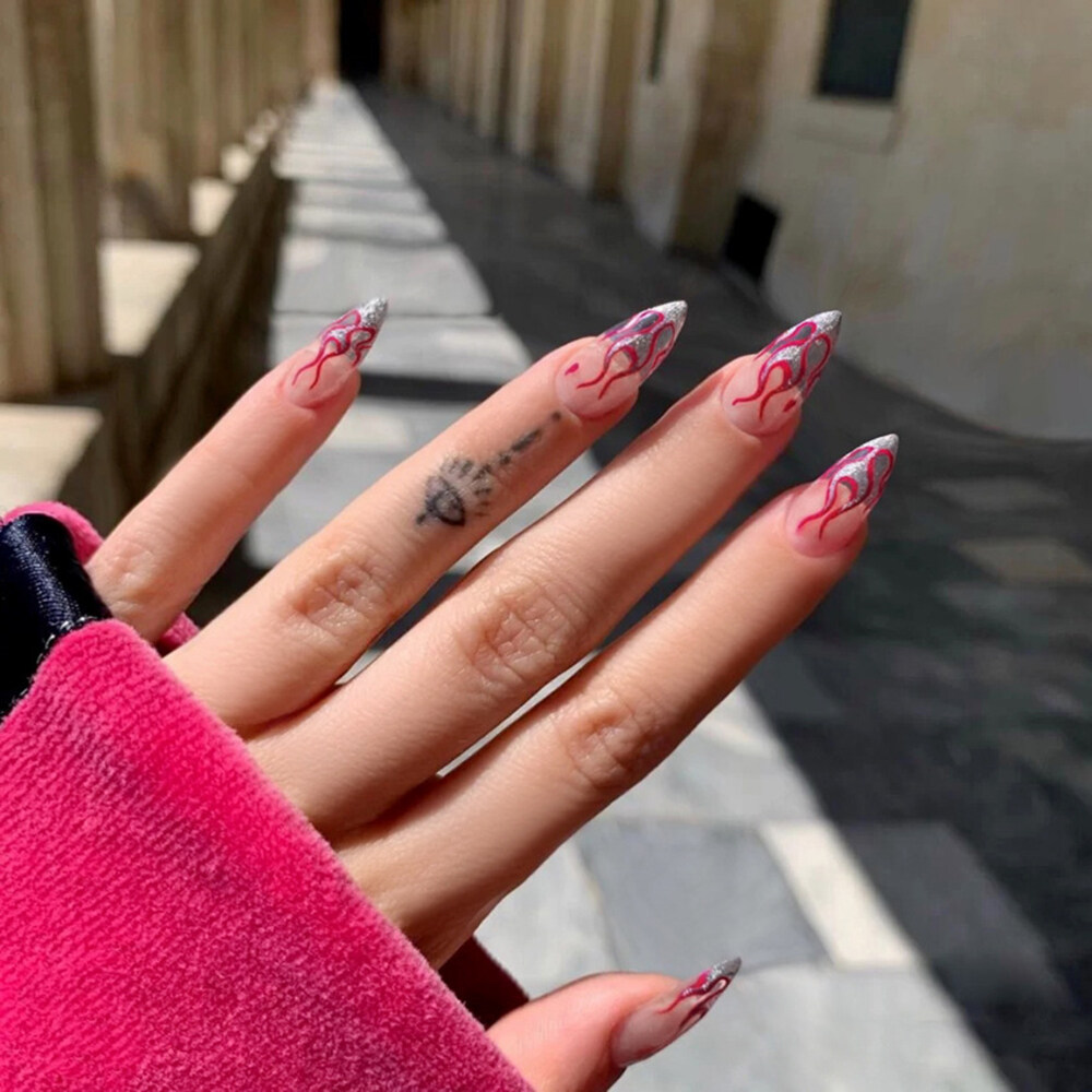 Bộ nail lửa neon quan trọng hấp dẫn mang đến những cô gái cá tính